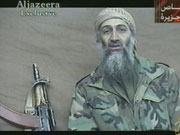 Bildet er hentet fra en video sendt på den arabiske fjernsynskanalen Al Jazeera. Videoen er angivelig et to uker gammelt opptak av Osama bin Laden. (Foto: Scanpix/AP/Al Jazeera)