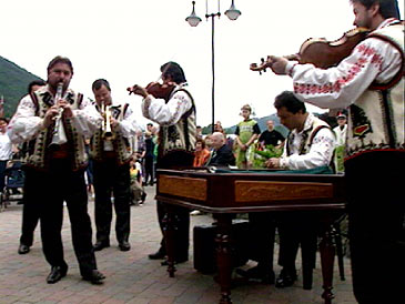Stefan Bucur Ensemble, rumensk gruppe, under folkemusikkfestivalen i Førde i 1999. (Foto: Arild Nybø, NRK)