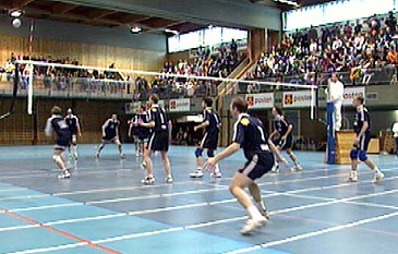 Frde volleyballklubb trenar i Frdehuset. (Foto: NRK)