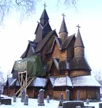 Heddal stavkirke i vinter.
