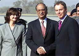 Storbritannias stasminister Tony Blair møtte utenriksminister Abdul Sattar i Pakistan da han ankom Islamabad i dag sammen med kona Cherie. (Foto: AP) Storbritannias stasminister Tony Blair møtte utenriksminister Abdul Sattar i Pakistan da han ankom Islamabad i dag sammen med kona Cherie. (Foto: AP)
