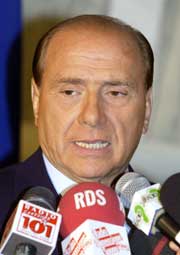 Italias statsminister Silvio Berlusconi er nå også foreløpig utenriksminister. (Foto: Scanpix/AP/Plinio Lepri)