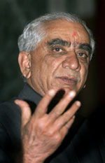 Indias utenriksminister Jaswant Singh krever at ord omsettes til handling. Indias utenriksminister Jaswant Singh krever at ord omsettes til handling.