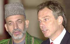 Hamid Karzai og Tony Blair møttes i Afghanistan i natt (Foto: AP)