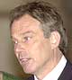 Storbritannias statsminister Tony Blair tror Saddam Hussein lurer verden. 