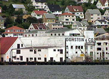 Domstein i Mly har vakse til  bli eitt av dei strste fiskerikonserna i verda. Dette er det gamle anlegget i Mly sentrum. (Foto: NRK)