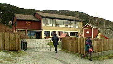 Holvik skule har 40 elever. (Foto: NRK)