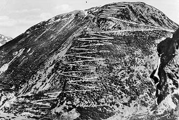 Anleggsvegen mellom rdal og Tyin var ferdig i 1920, og snor seg opp i 1000 m.o.h. opp den bratte fjellsida. Biletet er teke kring 1938-1942. (Foto: Normanns Kunstforlag  Fylkesarkivet)