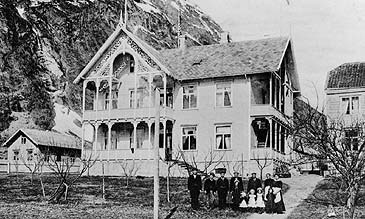 Klingenberg hotell med staben oppstilt ein gong mellom 1910 og 1917. (Foto  Fylkesarkivet)