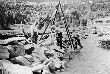 Arbeid med elvefrebygging i Holsen p 1920-talet. (Foto  Fylkesarkivet)