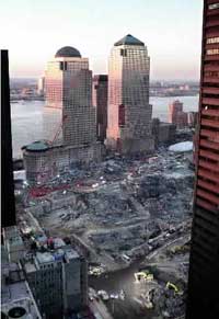 Terrorangrepet kostet USA mellom 600-700 milliarder kroner. Her er ruinene etter World Trade Center fotografert i Januar 2002. (Arkivfoto: AP/Mark Lennihan)