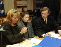 Veronica Orderud og hennes advokater, Heidi Ysen og Frode Sulland, under dagens rettsforhandlinger. (Foto: Scanpix/Terje Bendiksby)