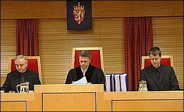 Terje Mowatt leiar rettssaka. Tore Jakob Matdsen og Steinar Ryland er meddomarar. Foto Randi Indrebø © NRK