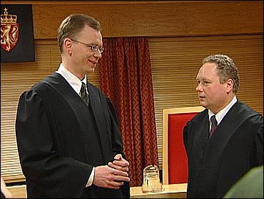 Aktor Petter Nordeng og forsvarar Per Kjetil Stautland i retten. Foto Randi Indrebø © NRK