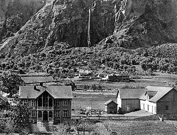 Blflat skysstasjon og hotelll p Ljsne i Lrdalsdalen p 1920-talet. (Foto  Fylkesarkivet)