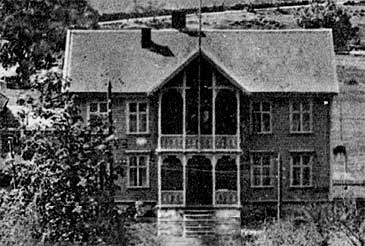 Blflat skysstasjon og hotell med post og telegraf p 1920-talet. Dette var frste skysskifte etter Lrdalsyri. (Foto  Fylkesarkivet)