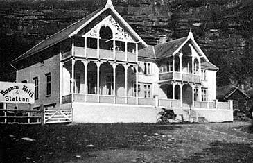 Husum hotell tidleg p 1900-talet. Mange av laksefiskarane budde her. (Foto  Fylkesarkivet)