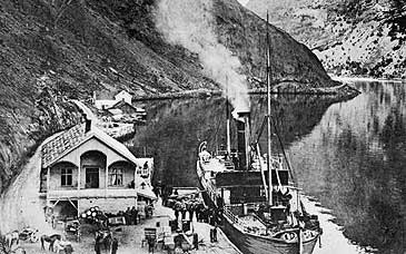 Dampen ved kai i Lrdal i 1915. (Foto  Fylkesarkivet)