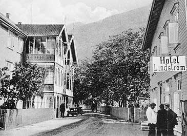 Lrdalsyri med hovedbygningen til Lindstrm hotell i 1920-ra. Bygningen til hgre er 