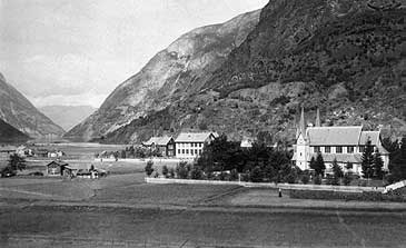 Lrdalsyri i 1910. Det kvite bygget i midten er skulen, og til venstre for den ligg posthuset. Til hgre er Hauge kyrkje. (Foto  Fylkesarkivet)