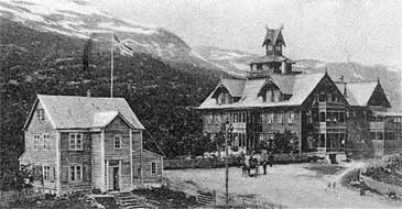 Maristuen i 1907. Krhuset er bygningen til venstre. (Foto  Fylkesarkivet)