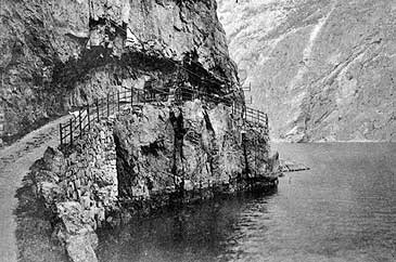 Vegen fr Habben til Erdal mellom 1890 og 1910. Telegraflina er festa i bergveggen. (Foto  Fylkesarkivet)