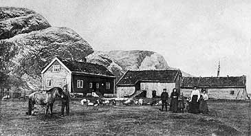 Kjelkenes krambu (t.h.) like fr 1900. Mannen med hesten er Henrik Frimandslund. (Foto  Fylkesarkivet)