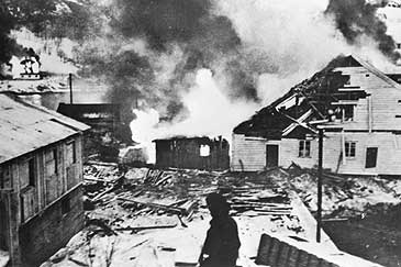 Brann i Mly sentrum under Mlyraidet i 1941. (Foto  Fylkesarkivet)