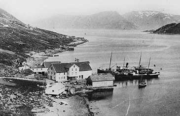Mons J. Aase sin handelsstad på Raudeberg kring år 1900. (Foto © Fylkesarkivet)