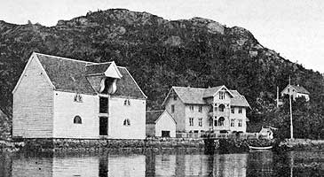 Handelsstaden Bryggja i 1900. Sjhuset til venstre vart kjpt av Lem i og flytta til Mly i 1920. (Foto  Fylkesarkivet)