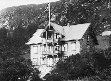 Sunde hotell - seinare Hagens hotell p vre Skram i 1900. P verandaen str Severine og Elias Hagen. (Foto  Fylkesarkivet)