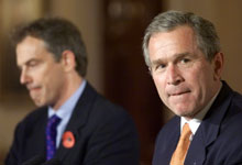 Tony Blair (t.v.) lovet støtte til George W. Bushs krig mot Irak tidligere enn det som hittil har vært kjent. (Arkivfoto: AP/Scanpix)