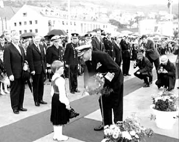 Kong Olav V gr i land i Mly i 1966 for  avduke Linge-bautaen. (Foto: NRK)