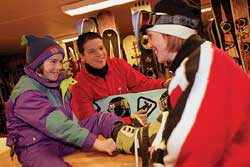 For mange starter skidagen i skiutleia. (Foto: Bosse Lind)