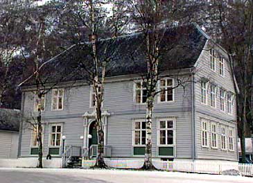 Lrdal Apotek heldt fr 1879 til i dette bygget. Seinare har m.a. Nummeropplysningen til Telenor halde til i bygget. (Foto: Atle Lkken, NRK)