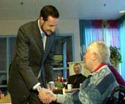 Kronprins Haakon hilser på en av de eldre på Heraculum eldresenter