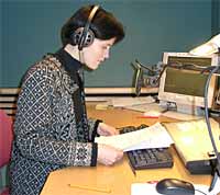 Deskjournalist Marit Sirum i det lille studioet der timessendingene går. Deskjournalist Marit Sirum i det lille studioet der timessendingene går.