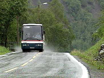 Lrdal har fleire daglege ekspressbussamband til Austlandet, Bergen og Frde. (Foto: NRK)