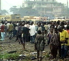 Sjokkerte overlevende leter etter slektninger i Lagos.