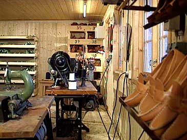 Kre Skjr tok opp att skoproduksjonen kring 1990. (Foto: NRK)