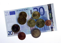 ENDELIG: I dag brøt euroen den symbolske én-til-én-barrieren i forhold til dollar. ENDELIG: I dag brøt euroen den symbolske én-til-én-barrieren i forhold til dollar.