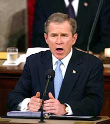 PÅ FRIERFØTTER: USAs President George W. Bush har fått mye kritikk for sin håndtering av Enron-skandalen. Nå gjør han et alvorlig forsøk på å komme vanlig arbeidstakere i møte.