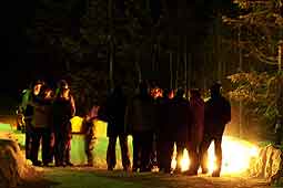 Lokalbefolkningen holdt minnestund torsdag kveld på Lundmoen i Vest-Torpa ved Dokka ved plassen der den syv år gamle gutten ble drept av hunder torsdag. Foto: Erlend Aas / SCANPIX 