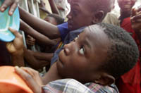 Barn i matkø i en leir for hjemløse i Lagos. Men mange barn kom aldri til rette. (Foto: Saurabh Das, AP)