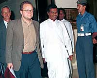 Statssekretær Vidar Helgesen kommer til Sri Lanka som leder for den norske fredsdelegasjonen. (AP Photo/Nihal Fernando) Statssekretær Vidar Helgesen kommer til Sri Lanka som leder for den norske fredsdelegasjonen. (AP Photo/Nihal Fernando)