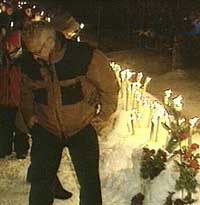 Faklene ble satt ned i snøen hvor gutten ble drept. (Foto: NRK)