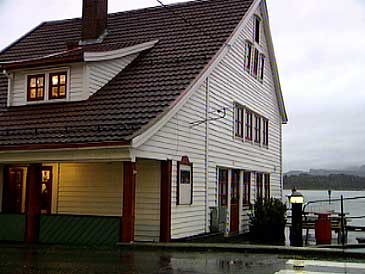 Hjrnevikbua i Strandgata i Flor vart bygd av Helje Hjrnevik i 1870. (Foto: NRK)