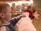 Kongsberg-barn med loppemarked-tekstiler. (Foto: Harald Inderhaug)