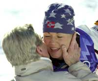 Kari Traa blir kysset av den gamle mester Stein Eriksen etter seieren(foto: Douglas C. Pizac/ap/scanpix) 
