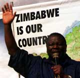 Tsvangirai under gårsdagens demonstrasjoner (Foto AP/Scanpix)